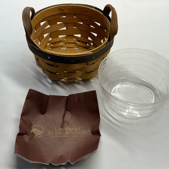 Longaberger Small Basket w/leather handles - Picture 3 of 5